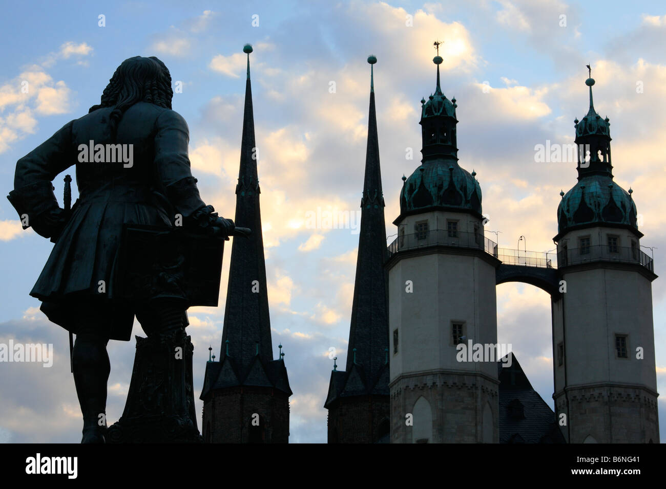 Estatua de Georg Friedrich Händel y la iglesia Marktkirche en market place en Halle (Saale), Alemania; Foto de stock