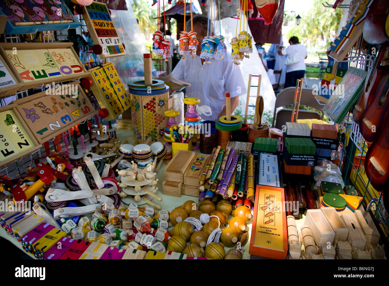 Puesto en el mercado la venta de juguetes de madera Plaza Independencia  Mérida, Yucatán, México Fotografía de stock - Alamy