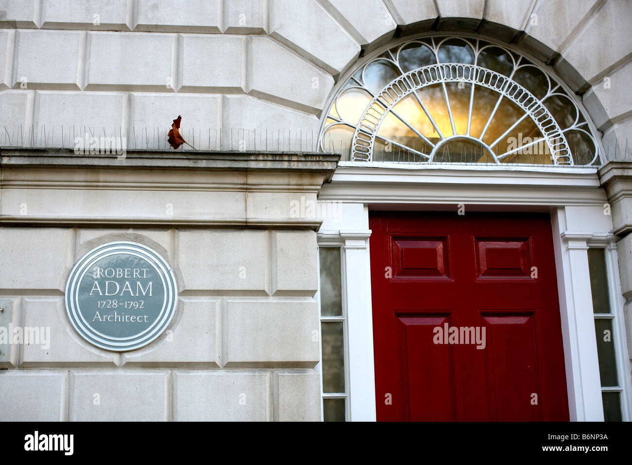 Placa por el arquitecto Robert Adam en Fitzroy Square, Londres Foto de stock
