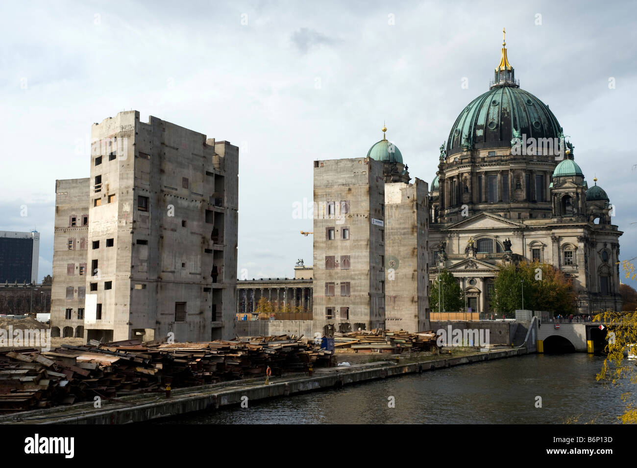 La demolición de la antigua Alemania Oriental DDR Edificio del Parlamento el Palast der Republik en Berlín, diciembre de 2008 Foto de stock