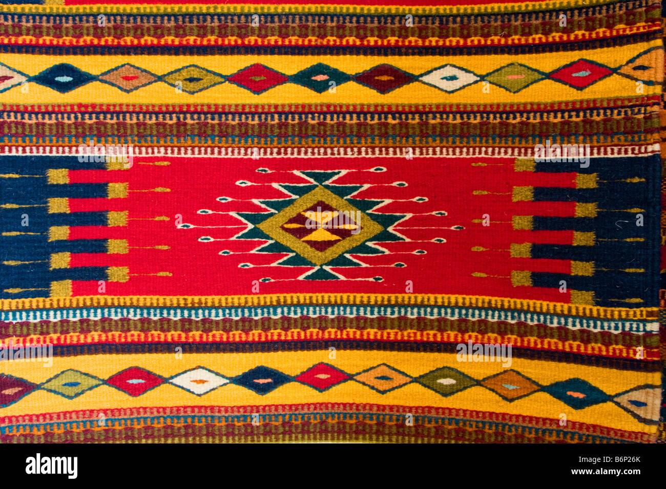 Santa Ana del Valle, Oaxaca, México. Símbolos geométricos tradicionales en  un Hand-Woven indio zapoteca, una tela para colgar en pared o alfombra  Fotografía de stock - Alamy
