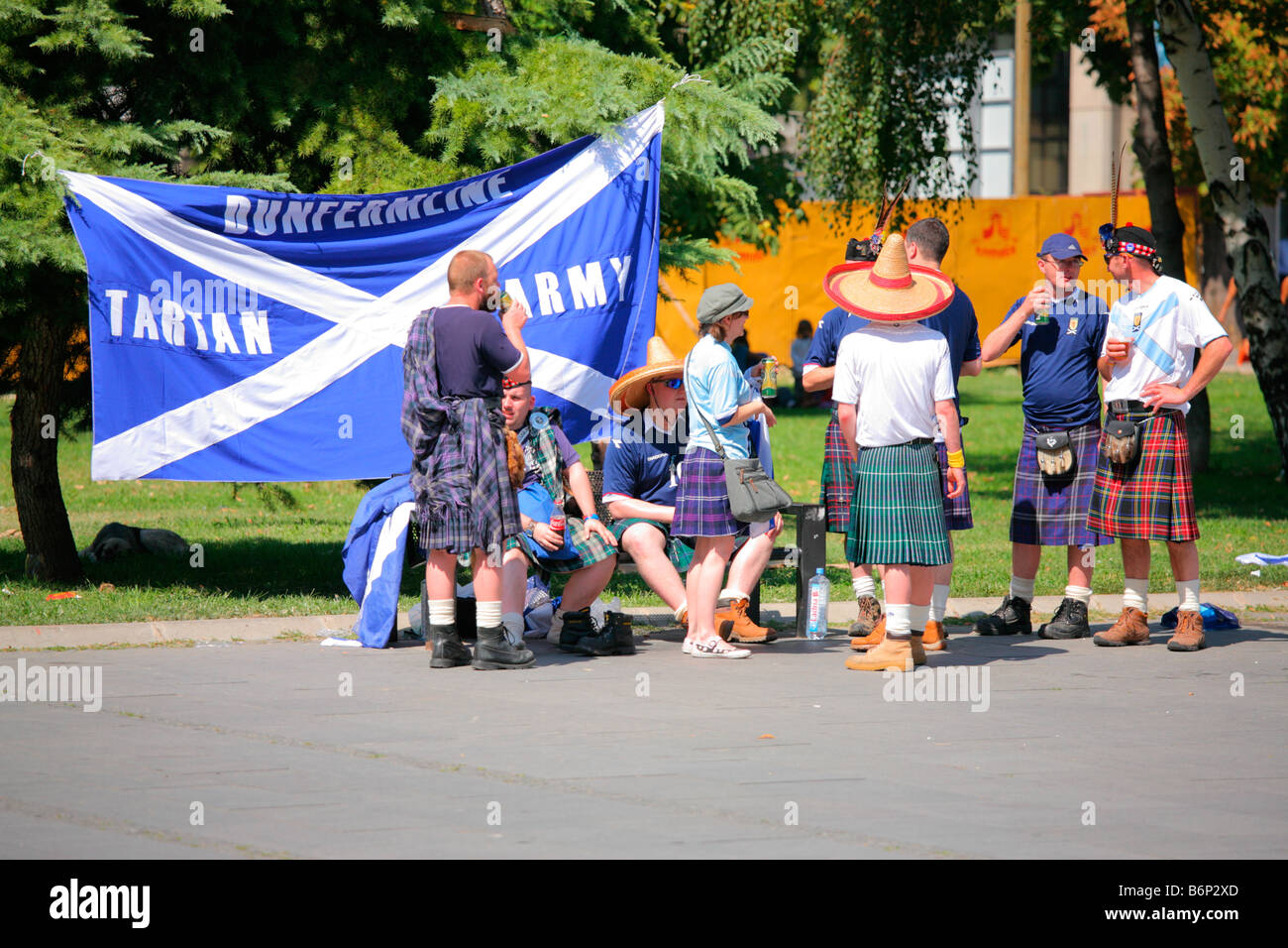 Los aficionados al fútbol escocés en Skopje, Macedonia en el juego Foto de stock