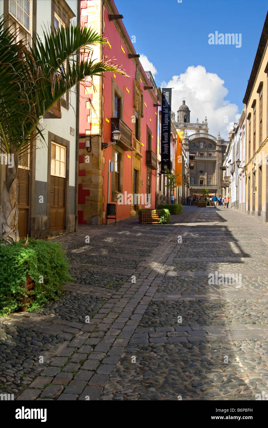 Colorida calle típica en el casco antiguo de Vegueta Las Palmas, que  conduce a la Catedral de Santa Ana, en el sol de la tarde Gran Canaria  Fotografía de stock - Alamy