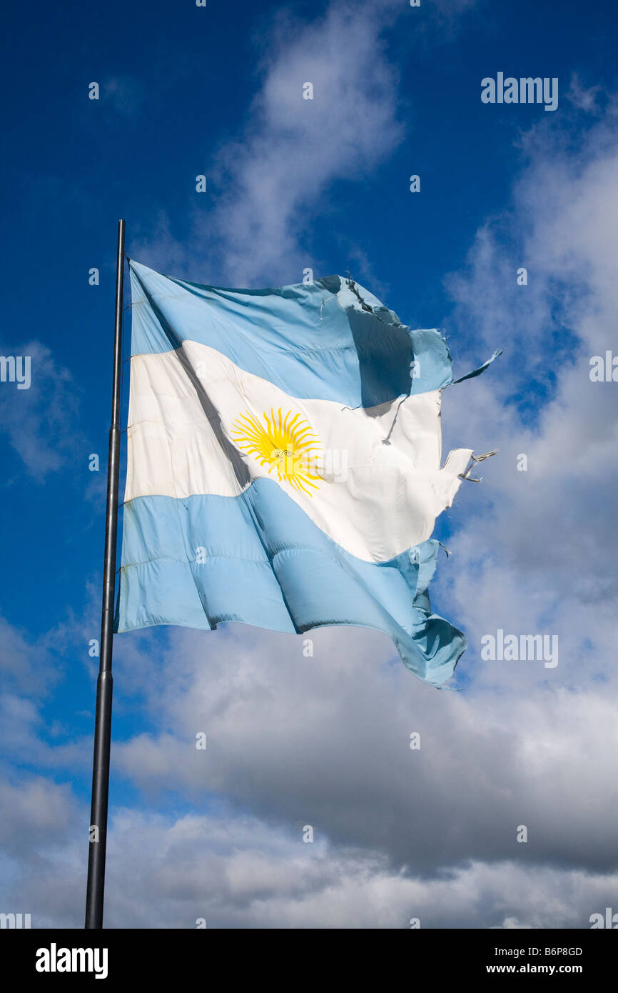 La bandera nacional de Argentina en el sol con el cielo azul de América del Sur Foto de stock