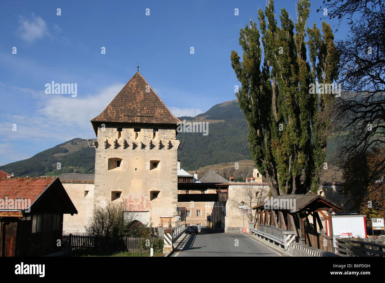 Watch Tower y el puente cubierto en la ciudad medieval de Glorenza Glorenz en Italia Val Venosta Vinschgau Foto de stock