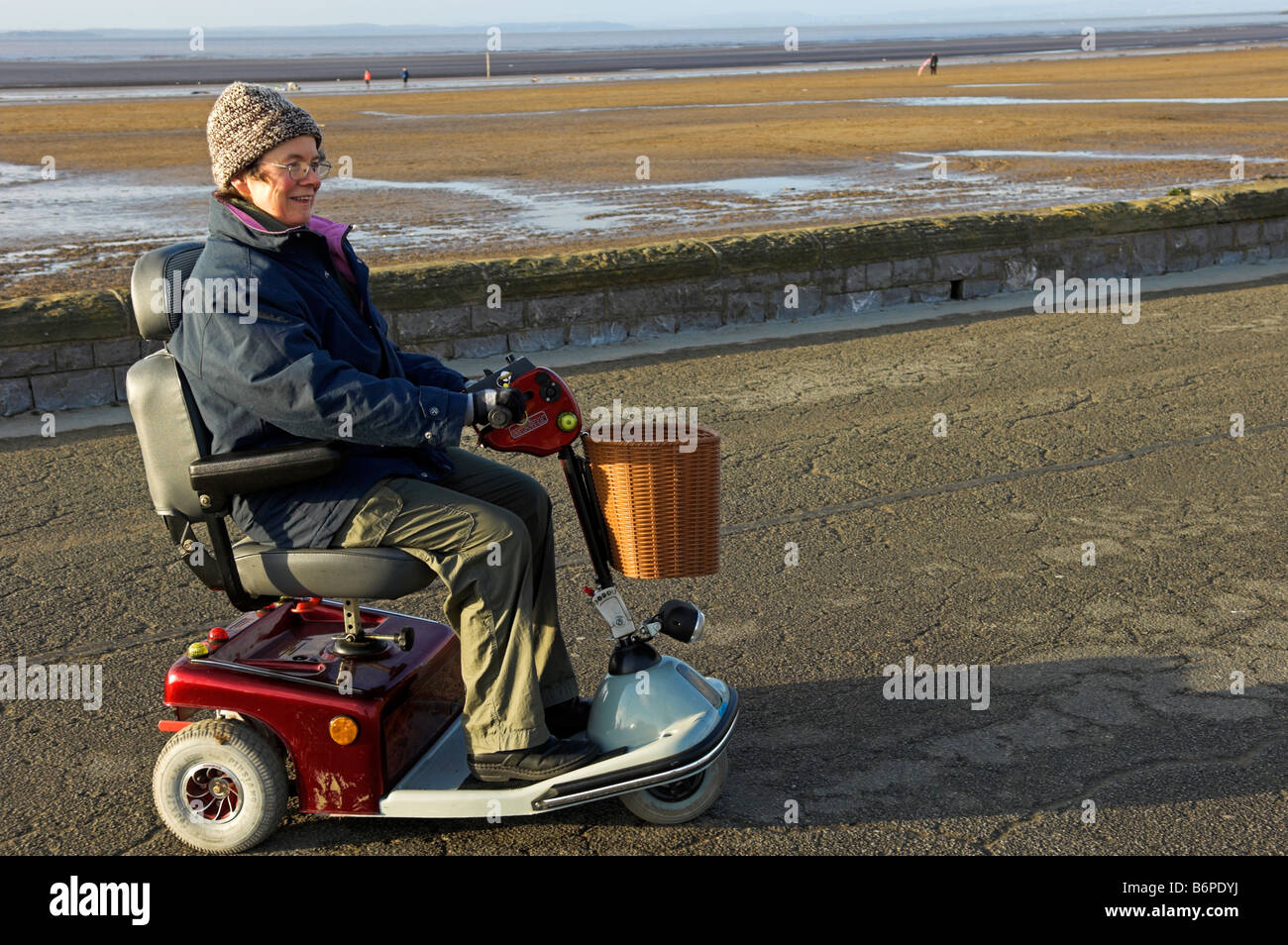 Genérico scooter de movilidad eléctrica para minusválidos o personas  mayores contra fondo blanco en studio Fotografía de stock - Alamy