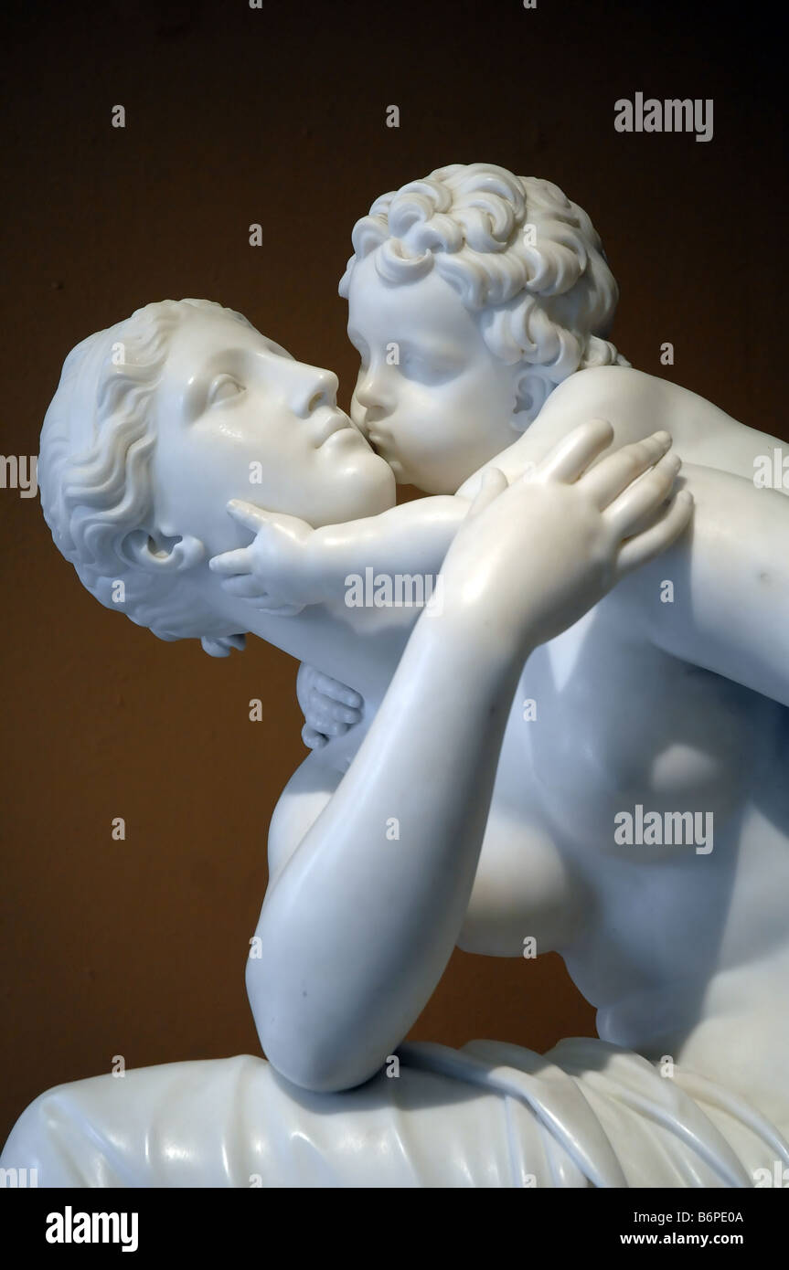 'Maternal afecto", estatua de mármol por Edward Hodges Baily, 1837. La madre y el niño son en el disfraz de la diosa & putto Foto de stock