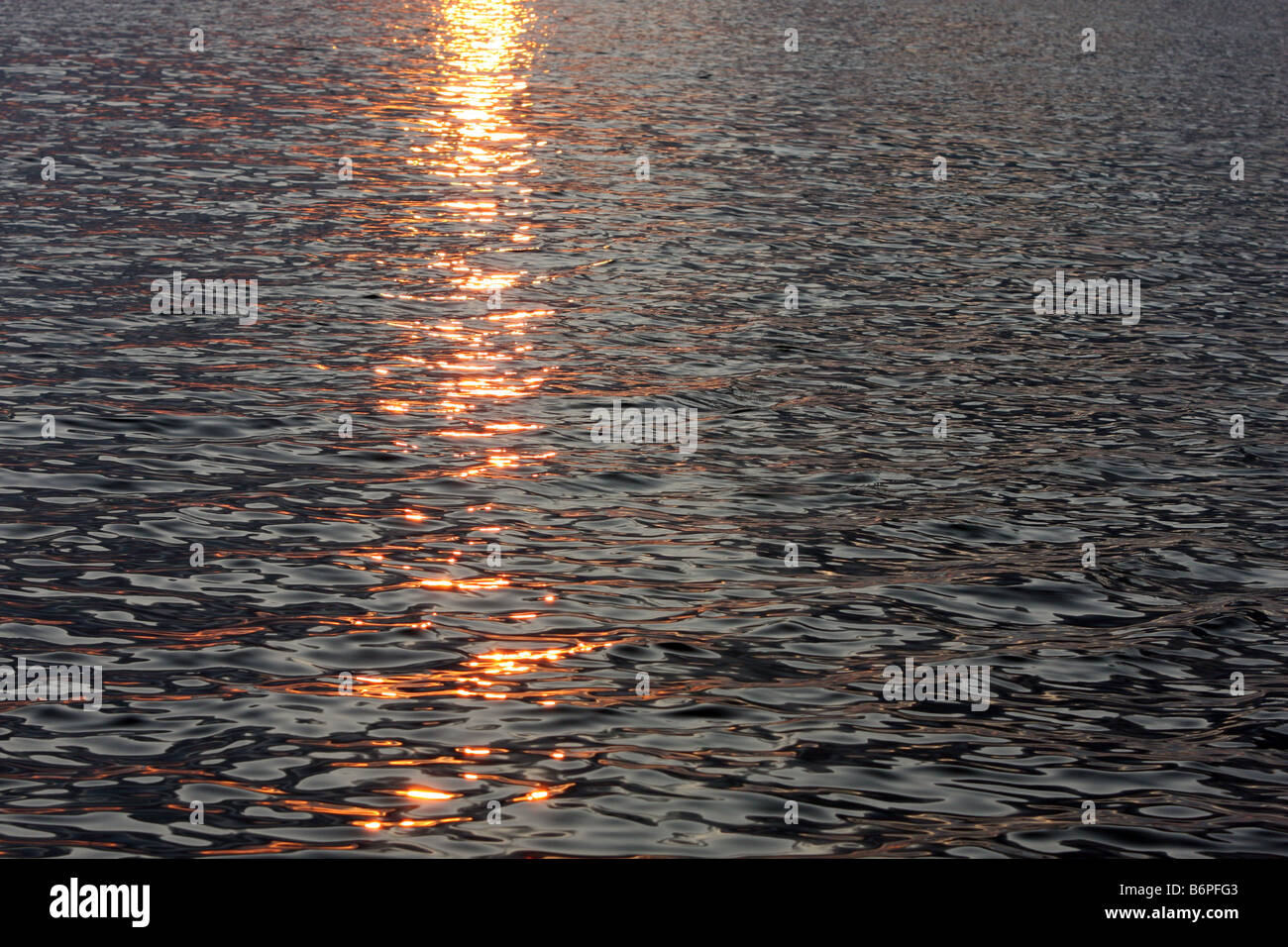 El reflejo del sol que se levanta en el mar Mediterráneo. Foto de stock
