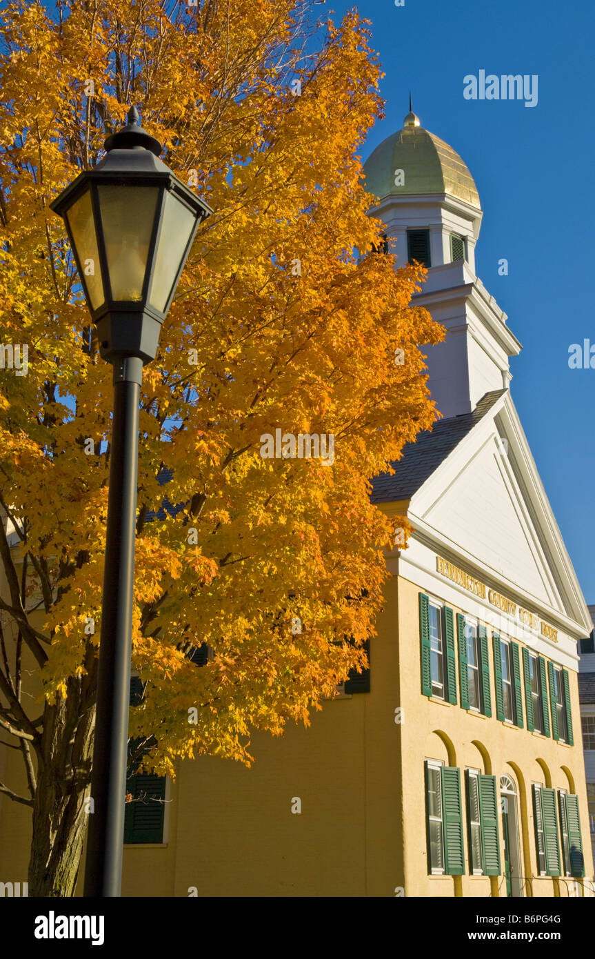 Colores de otoño que rodean Bennington county court house Manchester, Vermont, EE.UU. Estados Unidos de América Foto de stock