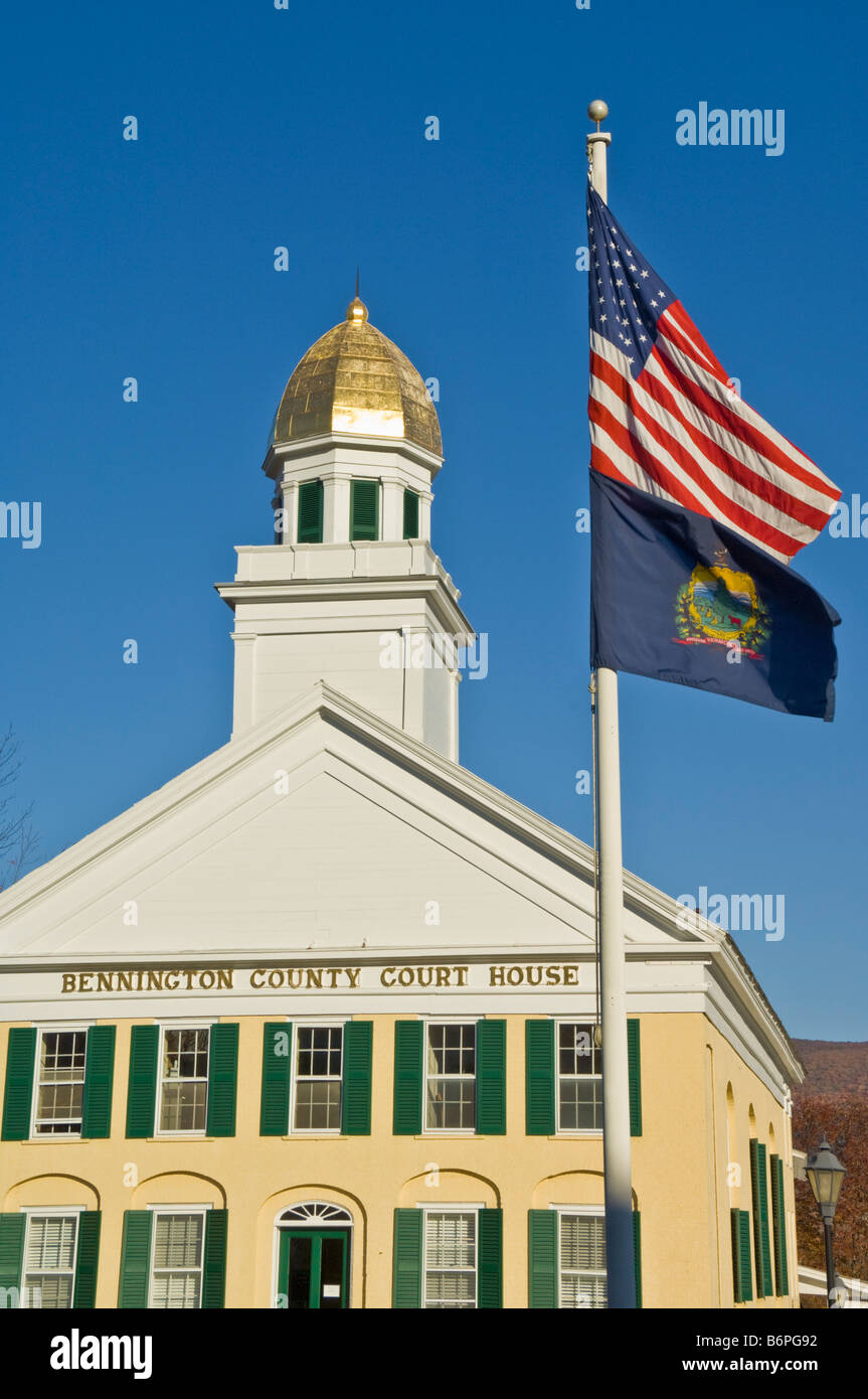Bennington county court house Manchester, Vermont, EE.UU. Estados Unidos de América con las barras y estrellas de la bandera americana Foto de stock