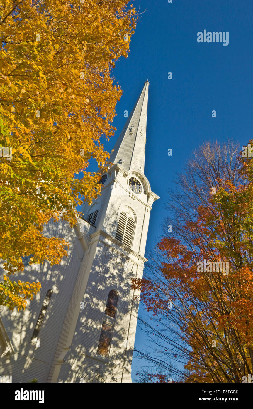 Otoño colores de otoño alrededor del blanco tradicional iglesia revestido de madera Manchester Vermont ESTADOS UNIDOS Estados Unidos de América Foto de stock