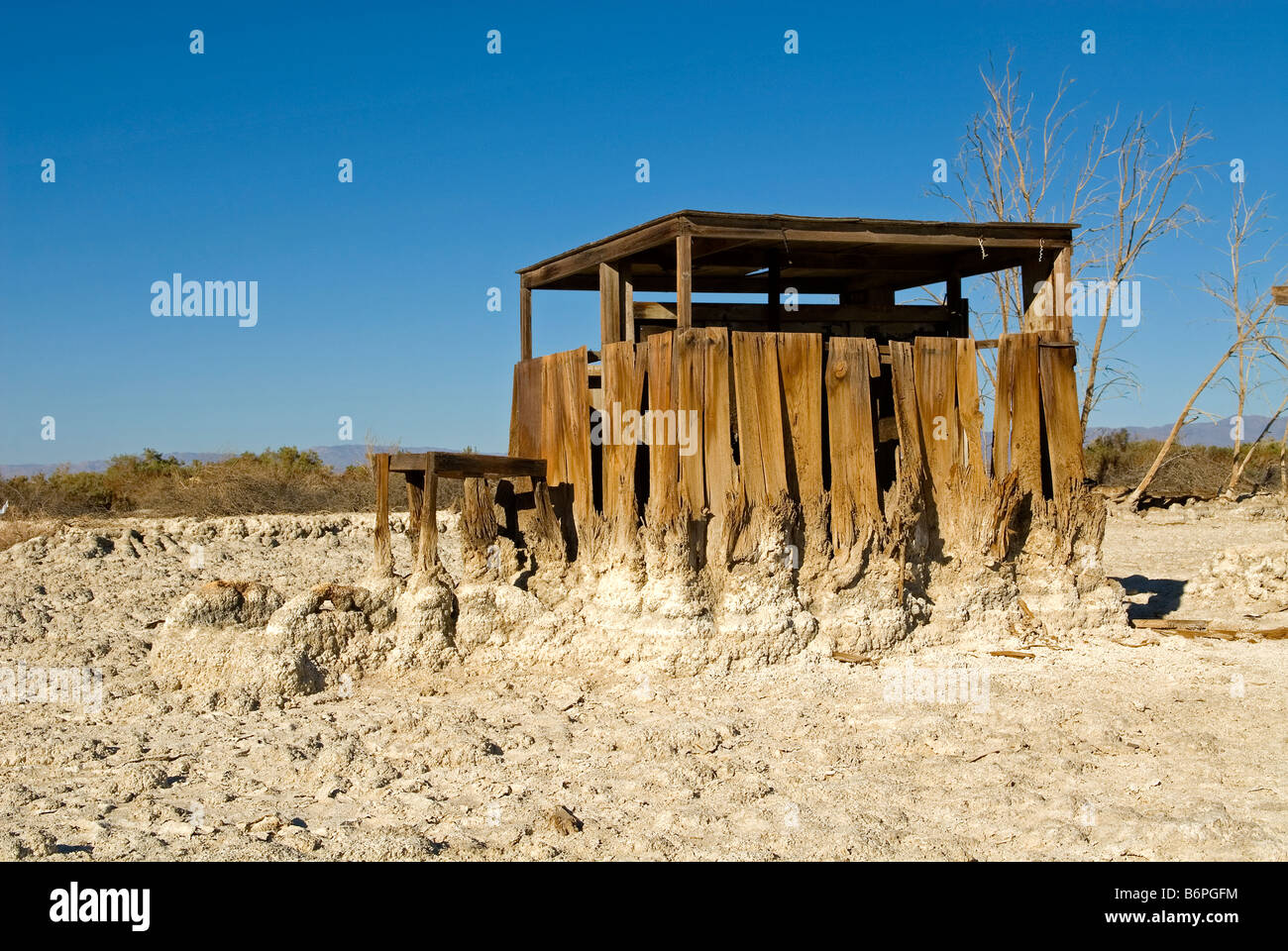 Abandond estructura de madera en las orillas del Mar de Salton, en el sur de California Foto de stock