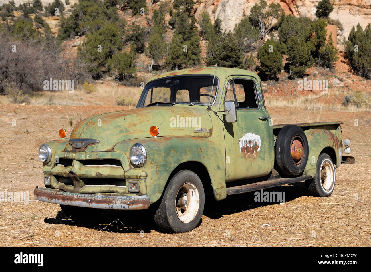 Camioneta Chevrolet verde antiguo clásico se encuentra junto a la autopista 9 justo en las afueras de Parque Nacional Zion en Utah Foto de stock