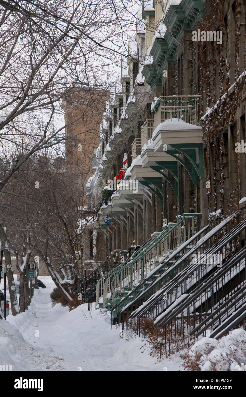 Fila de típicas casas de Montreal con escaleras en Ste Famille street
