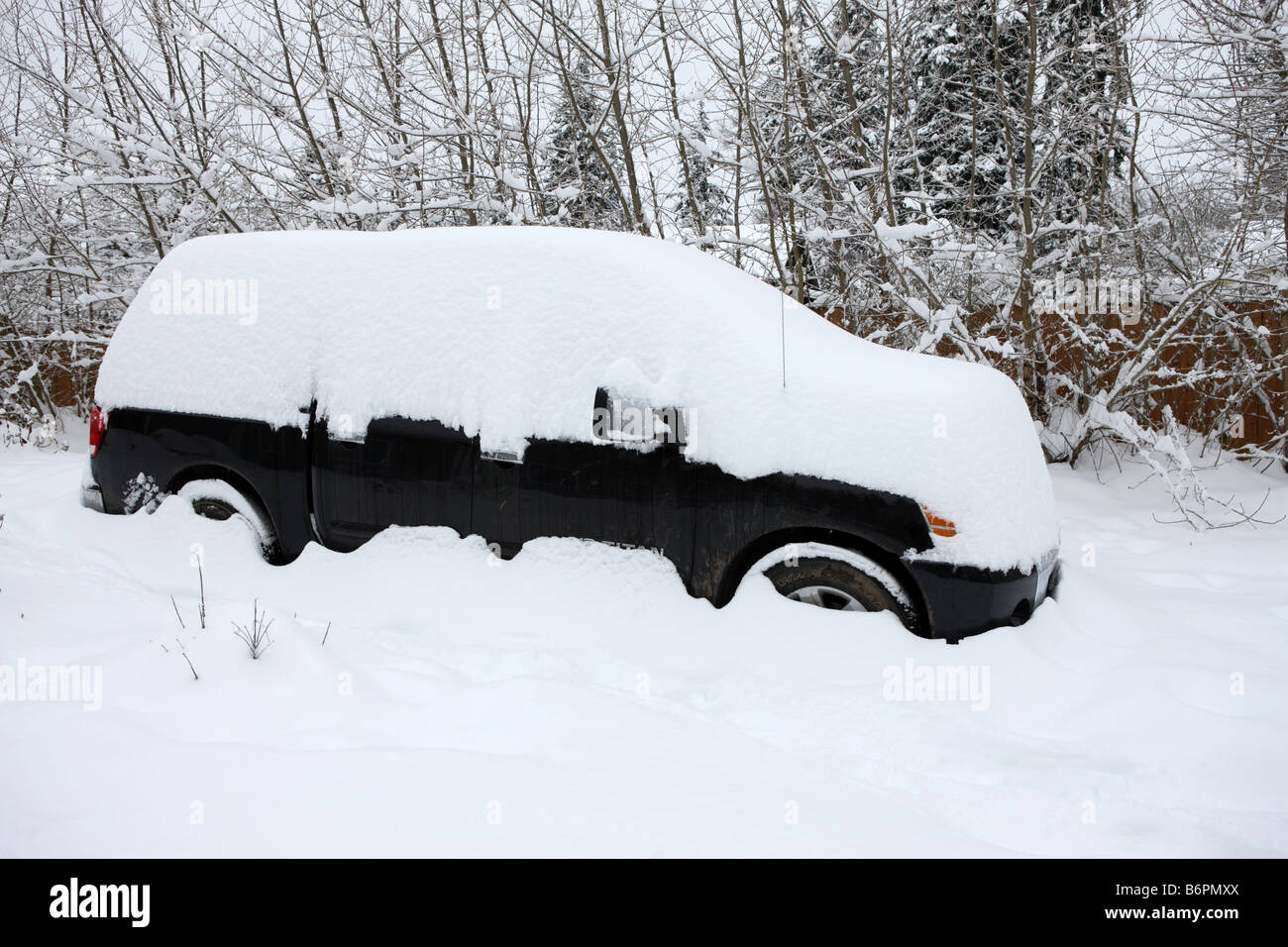 Camión enterrado en la nieve Foto de stock