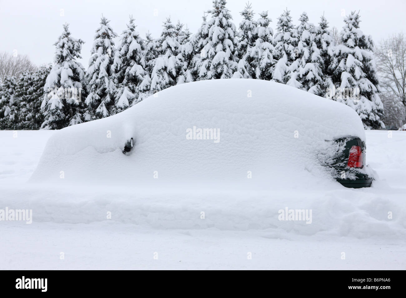 Coche completamente enterrado por tormenta de nieve Foto de stock