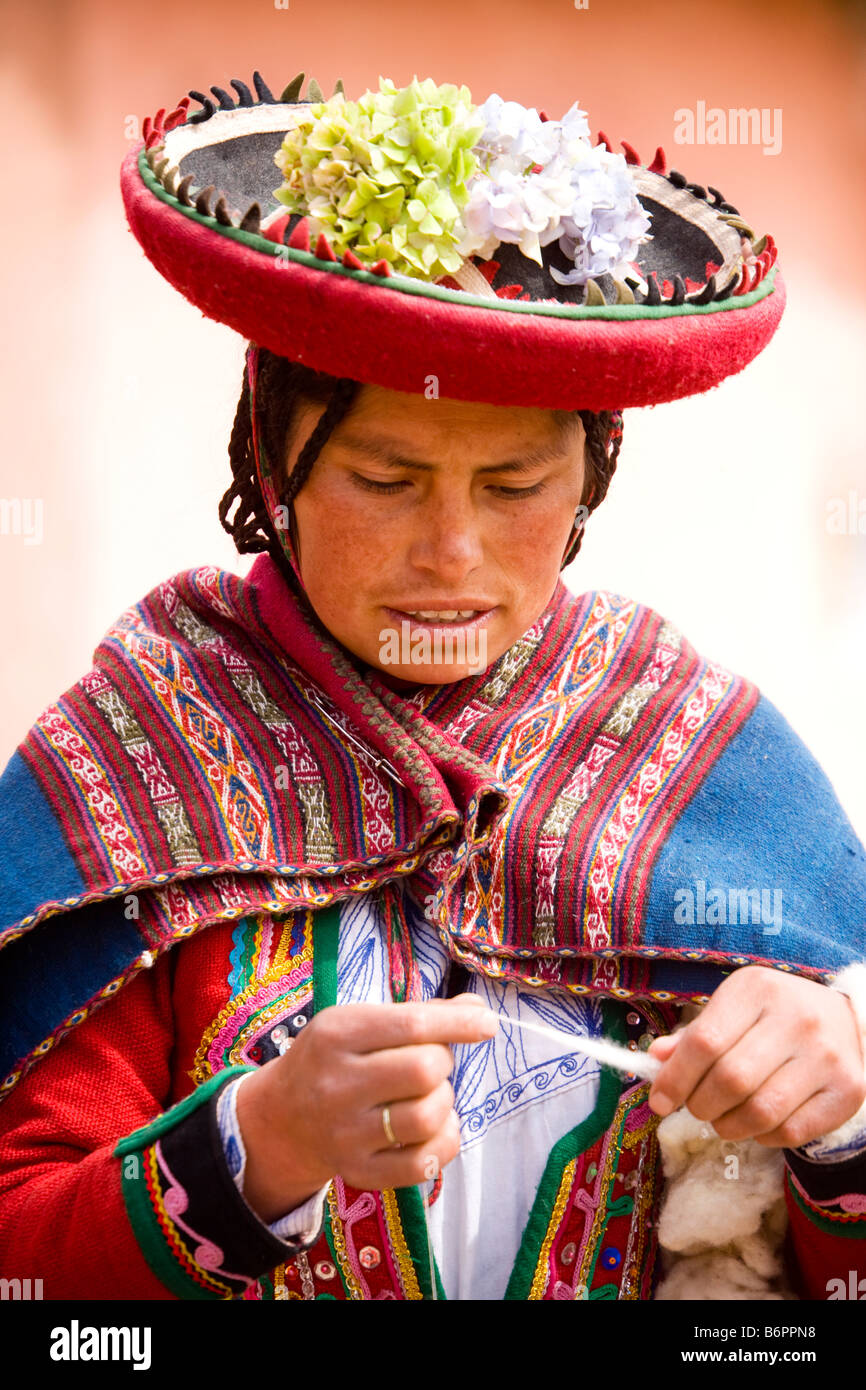 El quechua peruana mujer vistiendo un sombrero tradicional o montera y  mantón, hilando lana mano en Chinchero, Perú Fotografía de stock - Alamy