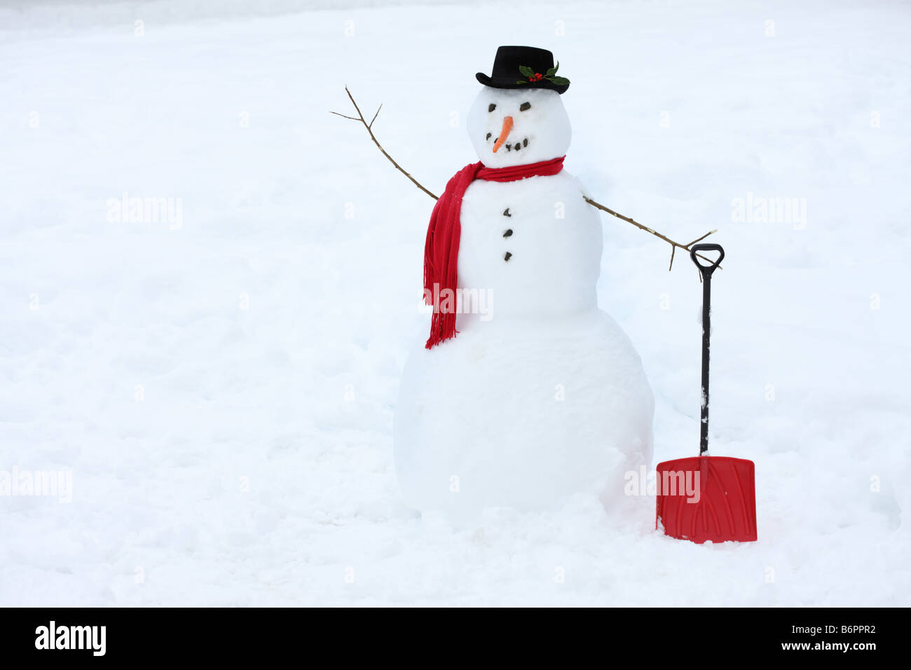 Muñeco de nieve con la pala en la mano Foto de stock