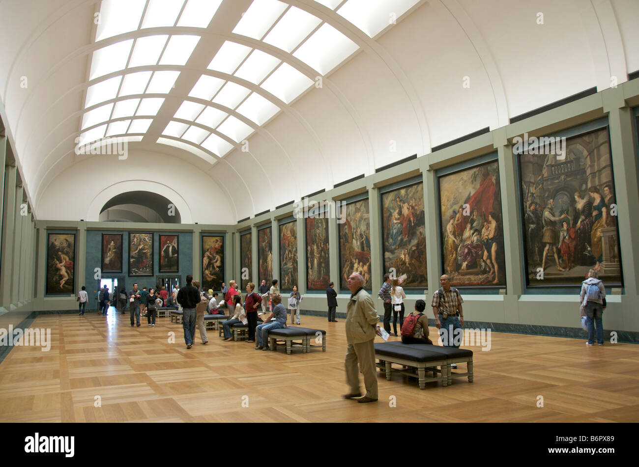 El Louvre, París, Francia - El interior - en el interior de la galería de arte Foto de stock