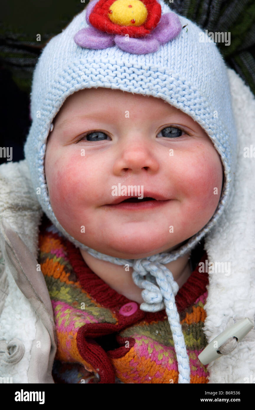 Once meses bebé agrupados en ropa de invierno para exterior Fotografía de  stock - Alamy