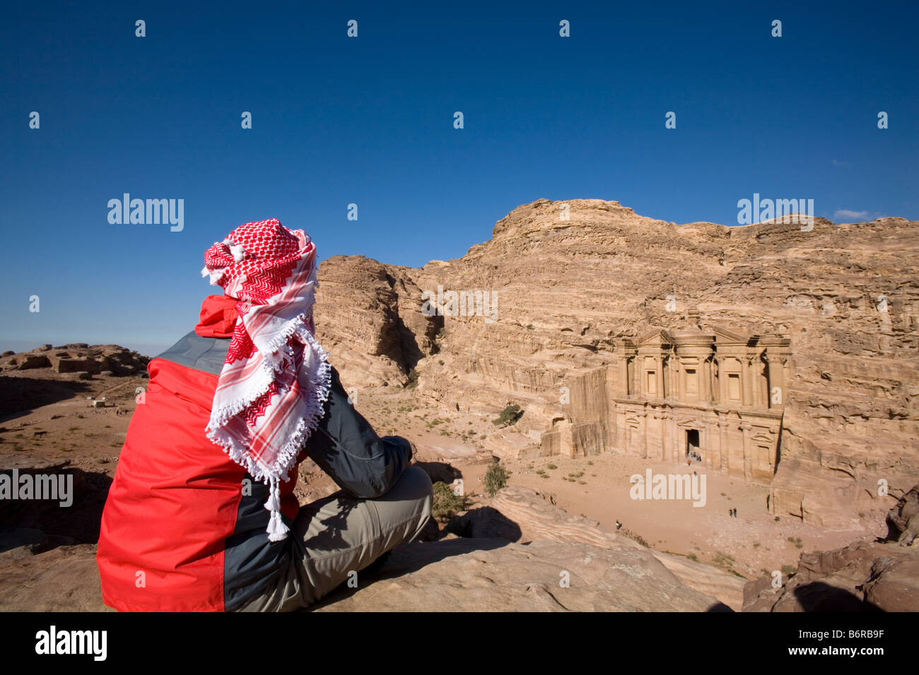 Vistiendo un turista típico pañuelo jordano mirando a través de una meseta  en el monasterio de Deir (Ed) en el sitio arqueológico de Petra Fotografía  de stock - Alamy