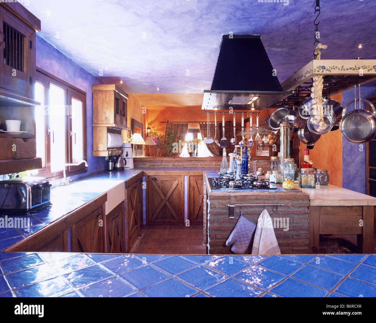 Encimeras de azulejos de color azul brillante en español país Cocina con  armarios empotrados rústicos y techos pintados de azul Fotografía de stock  - Alamy