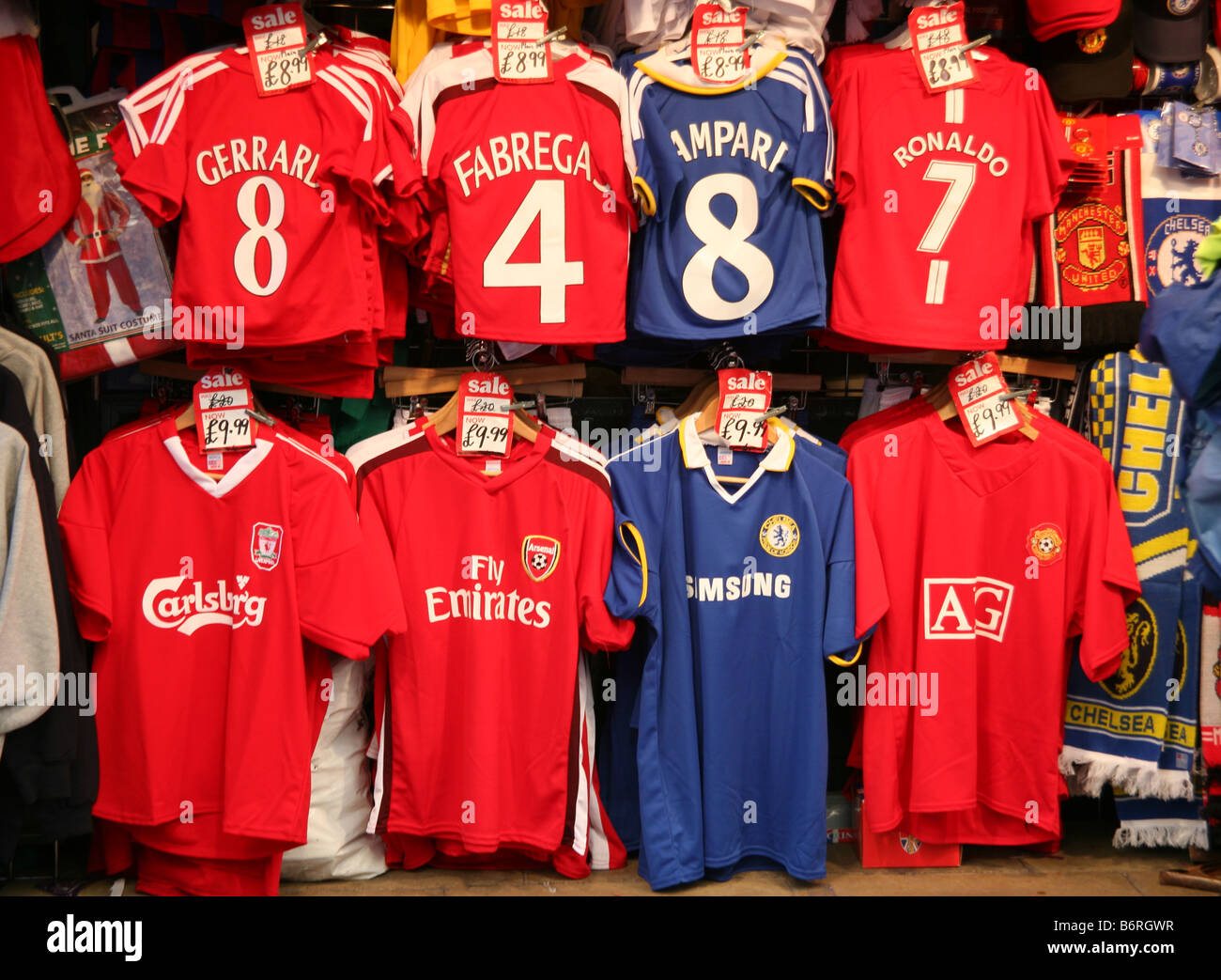 Camisetas de fútbol a la venta en parada callejera, Londres Fotografía de  stock - Alamy