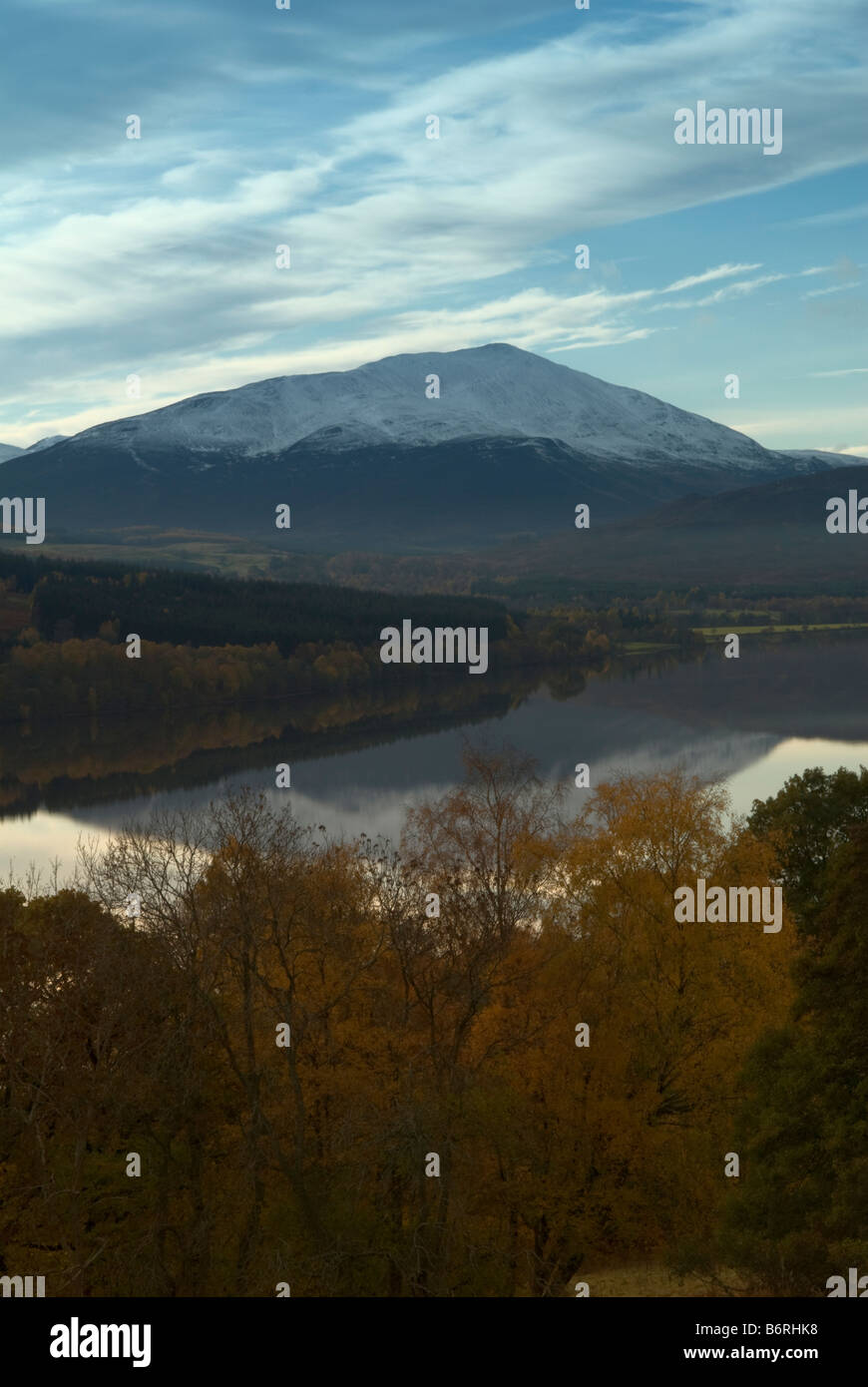 Mirando a través de Loch Tummel munro Schiehallion a la montaña en la región de Perth y Kinross, Escocia, en el Reino Unido Foto de stock