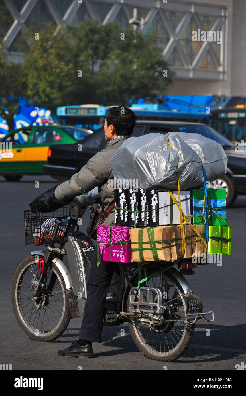 Hombre transportar mercancías en Pekín, China Foto de stock