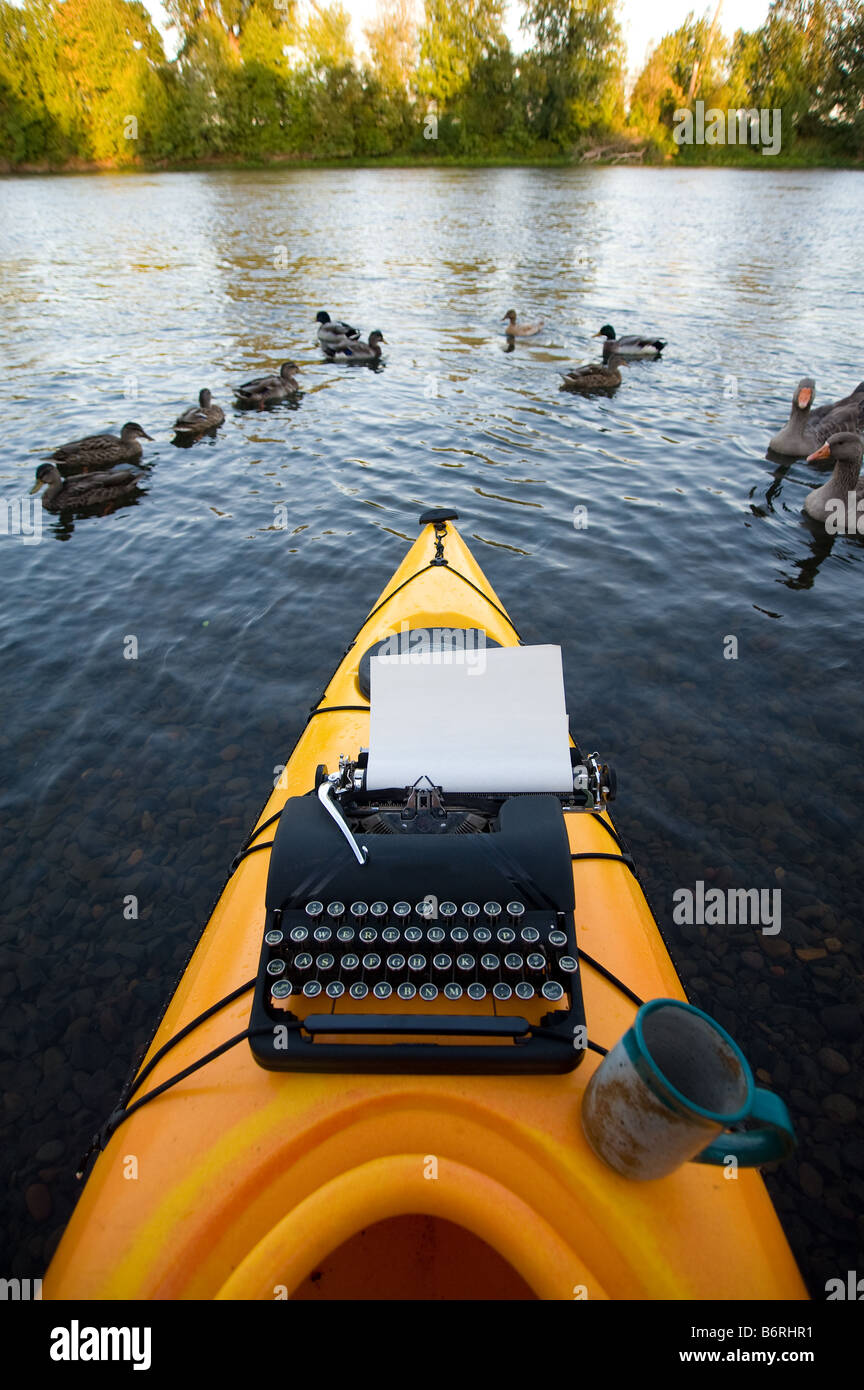 Kayak con una máquina de escribir y una taza de café sobre ella Fotografía  de stock - Alamy