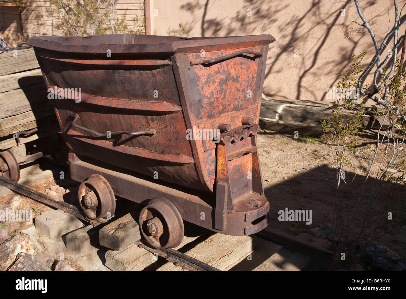 Un viejo carro de mineral desde la mina Aster amarillo en la California  ciudad minera de Randsburg fantasma en el desierto de Mojave Fotografía de  stock - Alamy