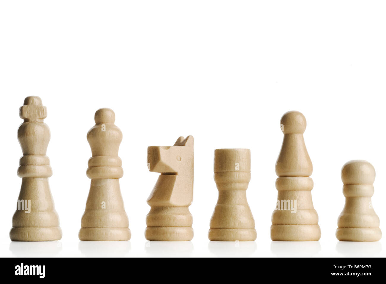 Figuras de ajedrez de madera s blanco sobre blanco Foto de stock