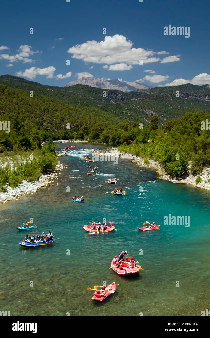 Rafting por el río en el Cañón Koprulu, Antalya, en la costa sur de Turquía Foto de stock