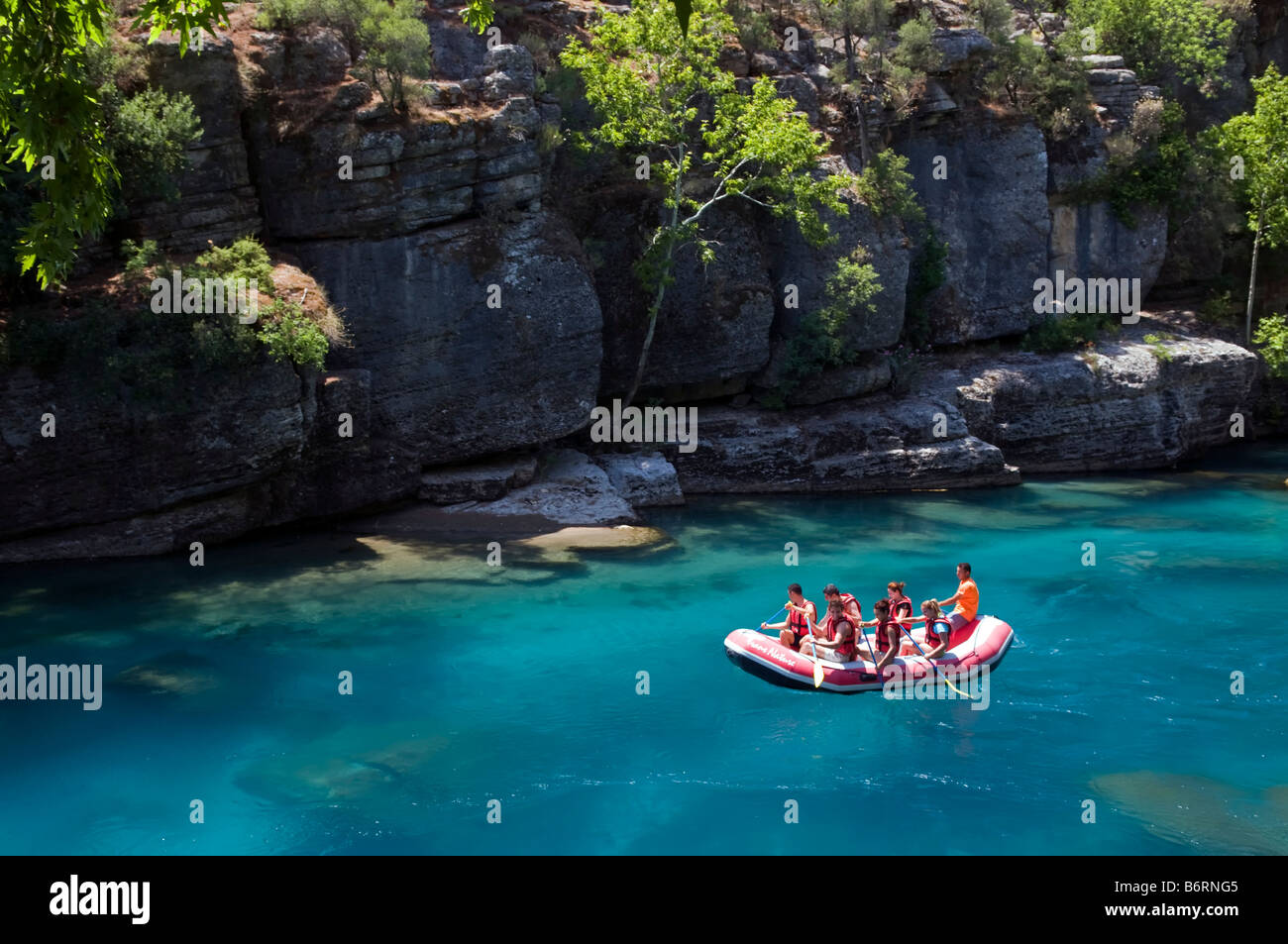 Rafting por el río en el Cañón Koprulu, Antalya, en la costa sur de Turquía Foto de stock