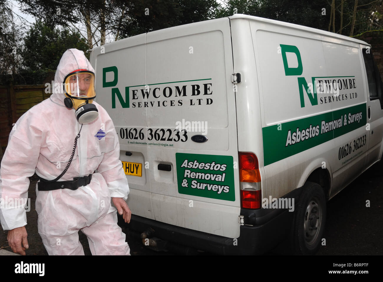 Hombre vestido en plena marcha protectora para trabajar en un entorno seguro para quitar asbesto Exeter Foto de stock