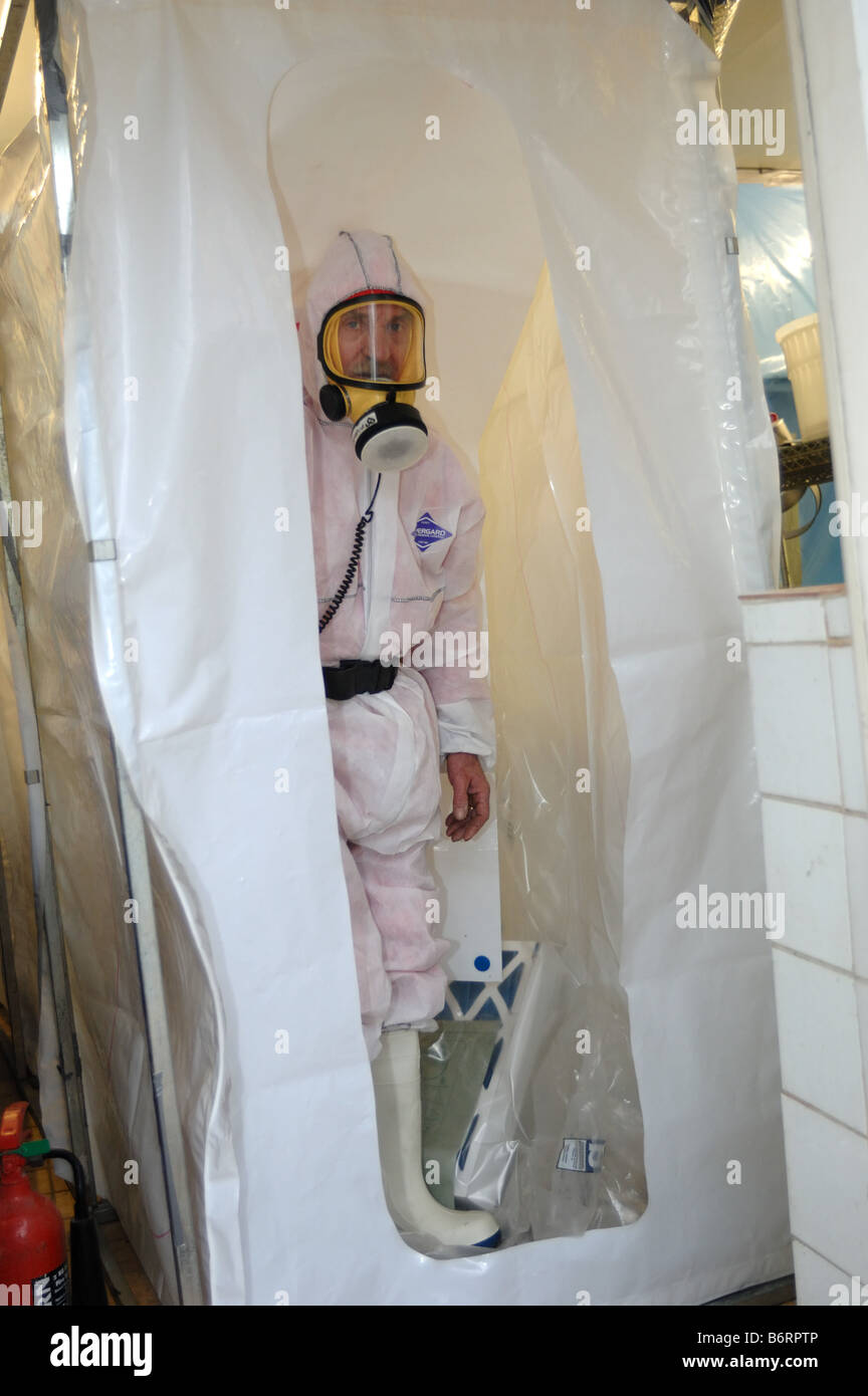 Hombre vestido en plena marcha protectora para trabajar en un entorno seguro para quitar asbesto Exeter Foto de stock