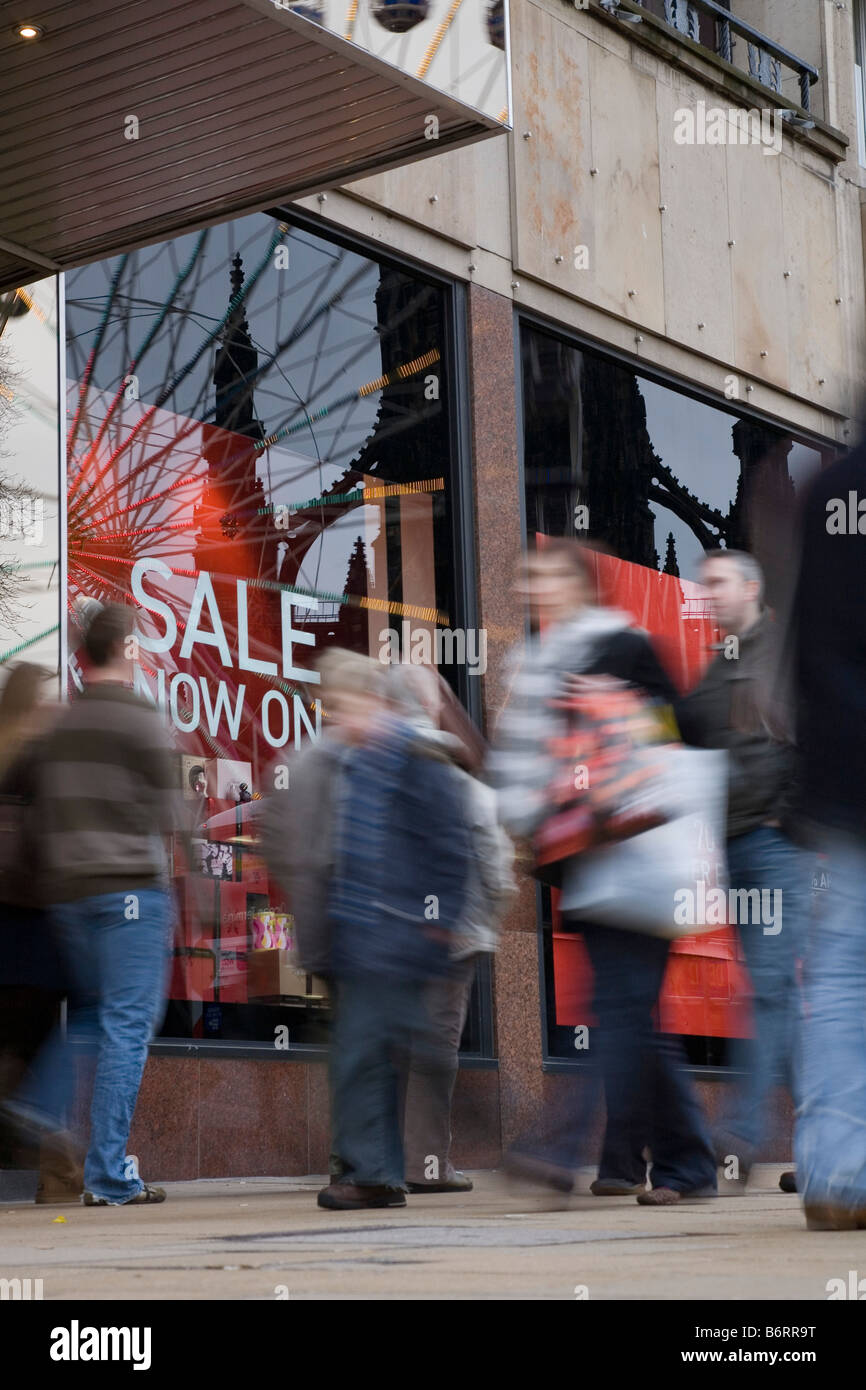 Los compradores en Princes Street, para las ventas en el Boxing Day Foto de stock