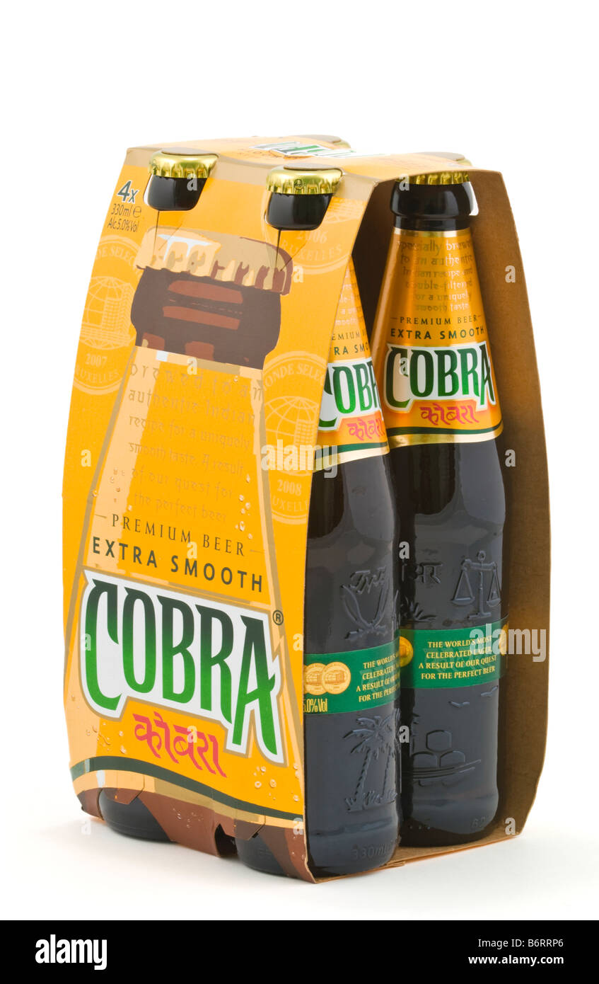 Botella de cerveza india Cobra elabora y embotella en la Unión Europea para la cerveza Cobra Ltd Foto de stock