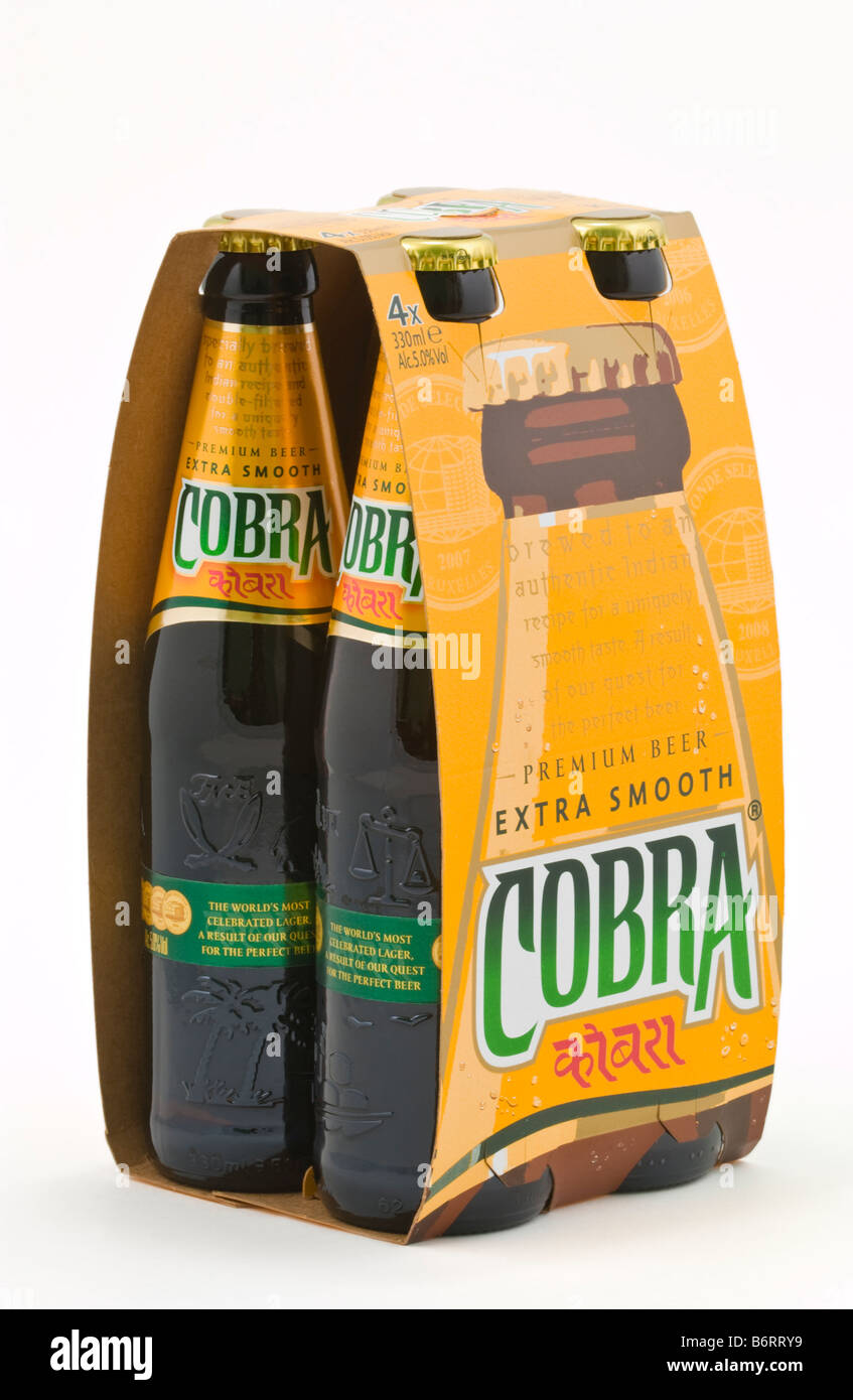 Botella de cerveza india Cobra elabora y embotella en la Unión Europea para la cerveza Cobra Ltd Foto de stock