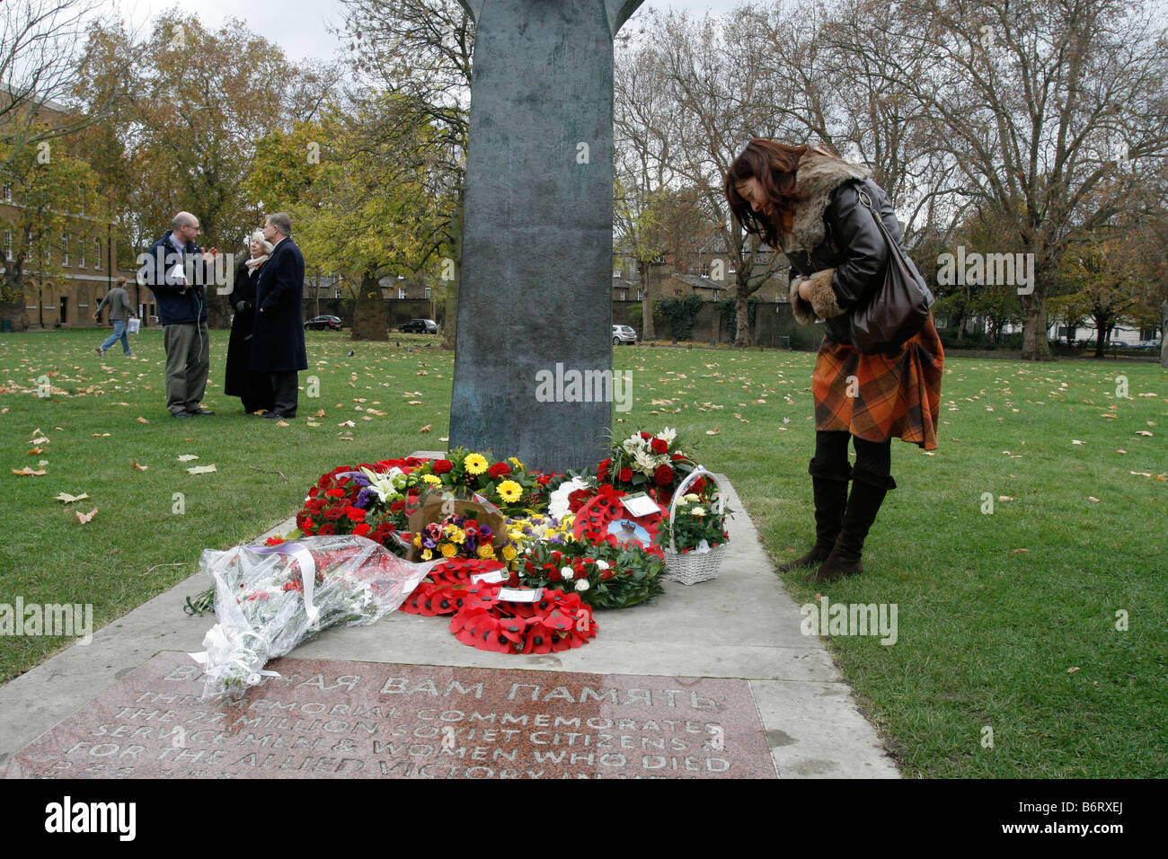 Una señora mirando el día de recuerdo homenajes en el Soviet War Memorial, en el centro de Londres. Foto de stock
