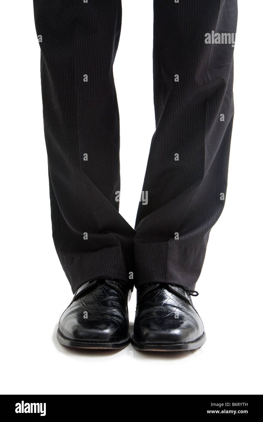 Las piernas y los pies de un hombre de negocios en pantalones negros y  zapatos de vestir aislado Fotografía de stock - Alamy