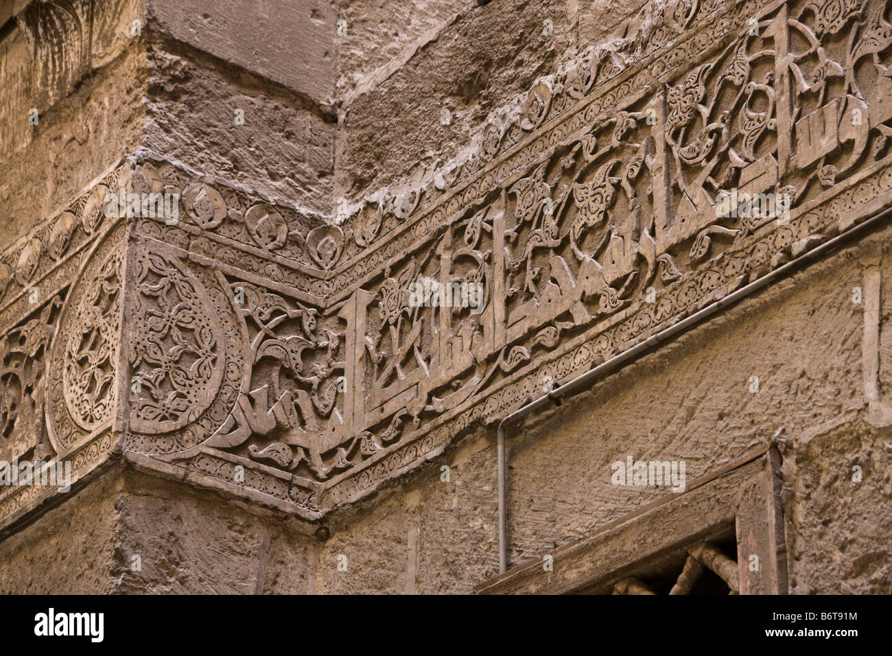 Inscripción de supervisor arquitectónico, Muhsin al-Bilsini, sobre inscripción en Kufic madrasa Shafi'i, Sultán Hasan complejo, El Cairo Foto de stock