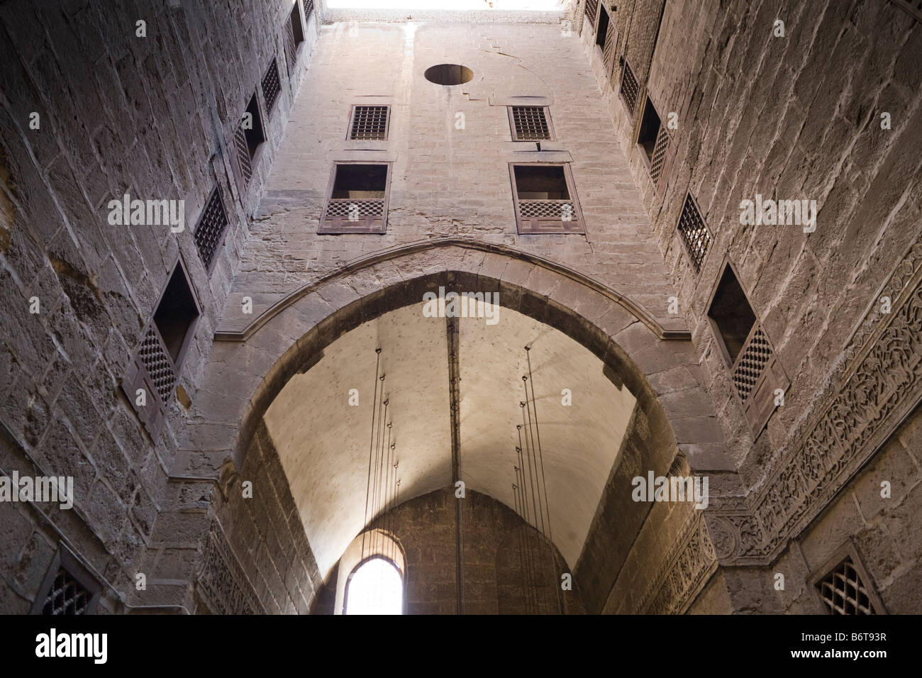 Patio y iwan, madrasa Shafi'i, Sultán Hasan complejo, El Cairo, Egipto Foto de stock