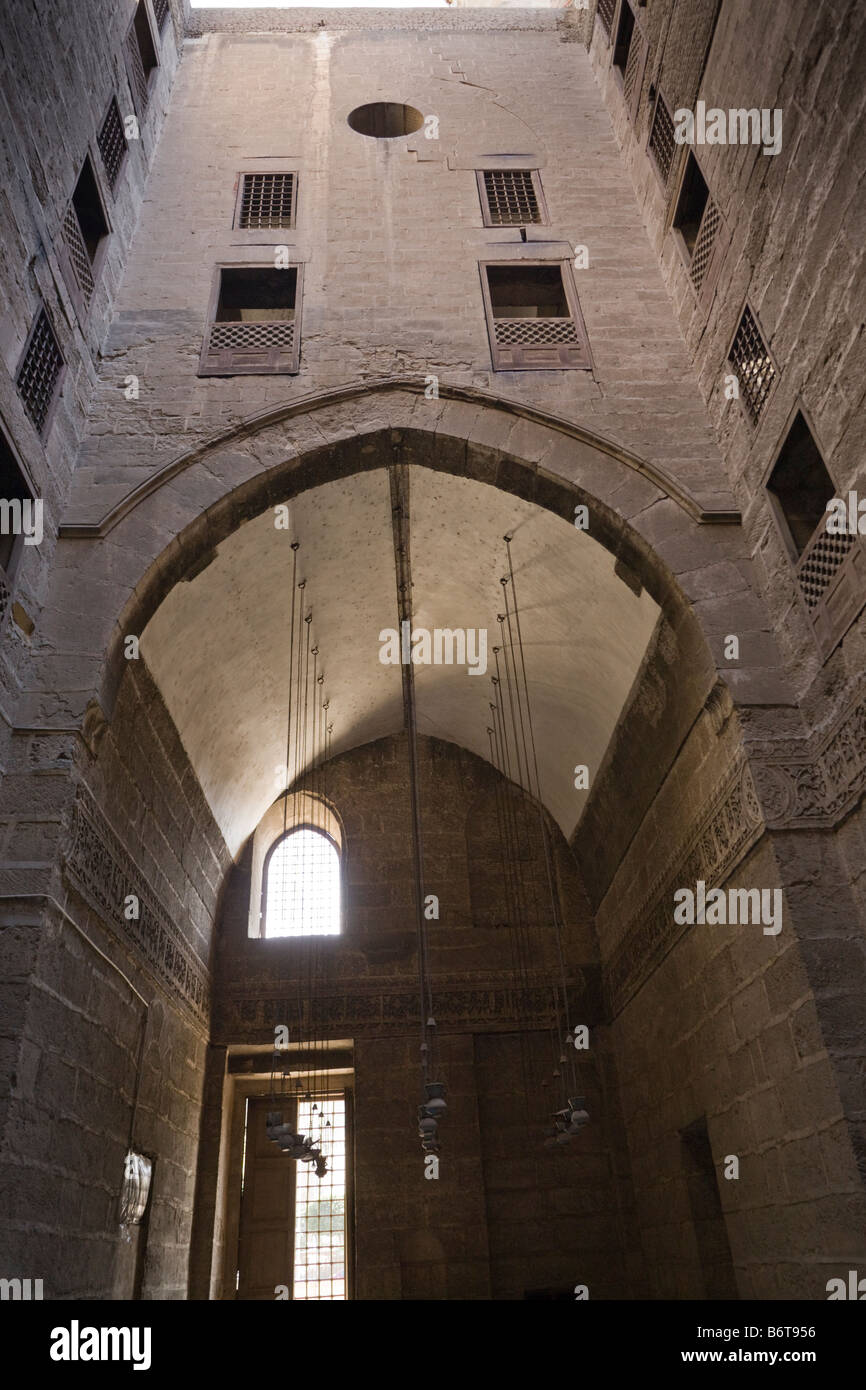Patio y iwan, madrasa Shafi'i, Sultán Hasan complejo, El Cairo, Egipto Foto de stock