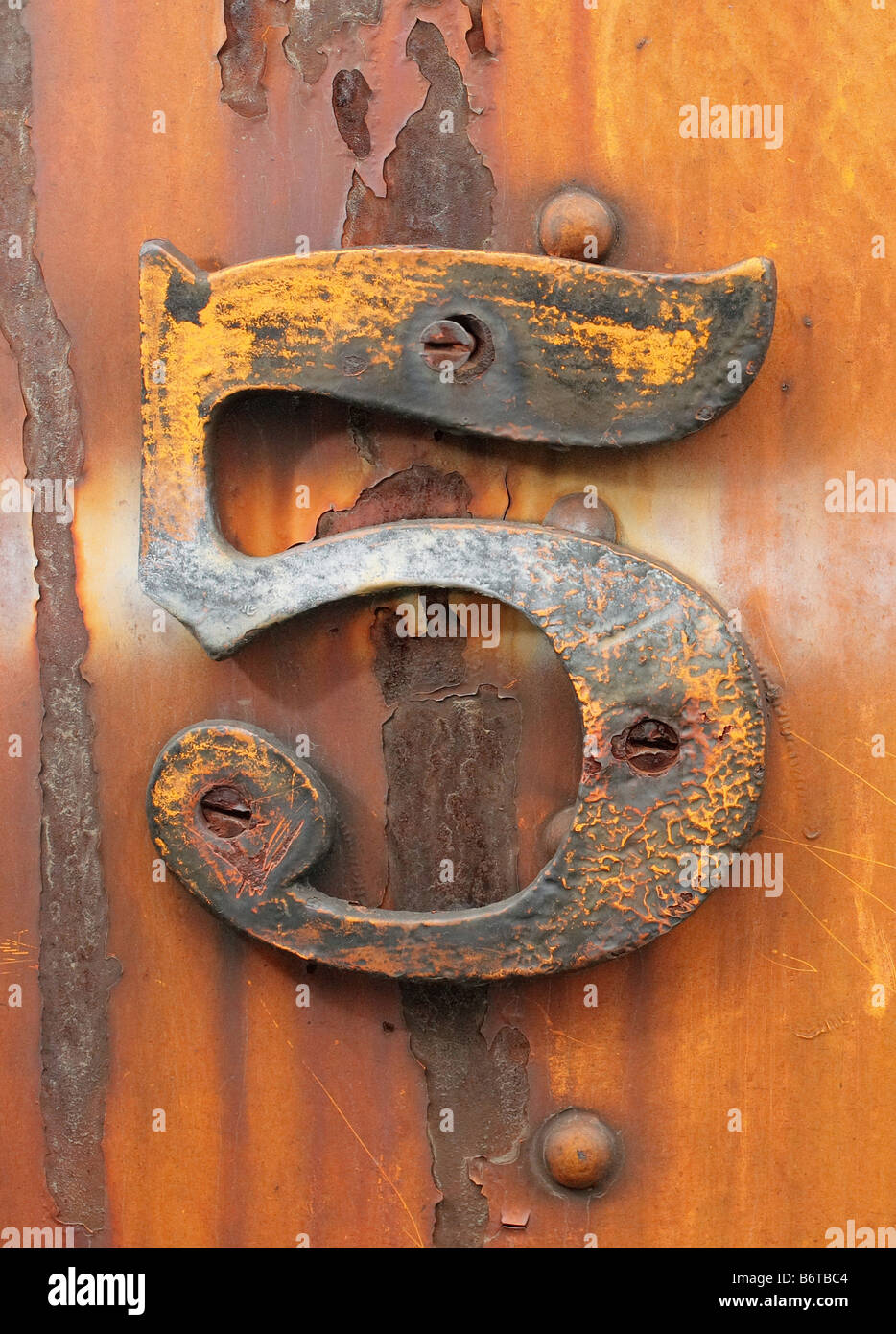 Sucio número cinco pegada a industrial metal oxidado Foto de stock