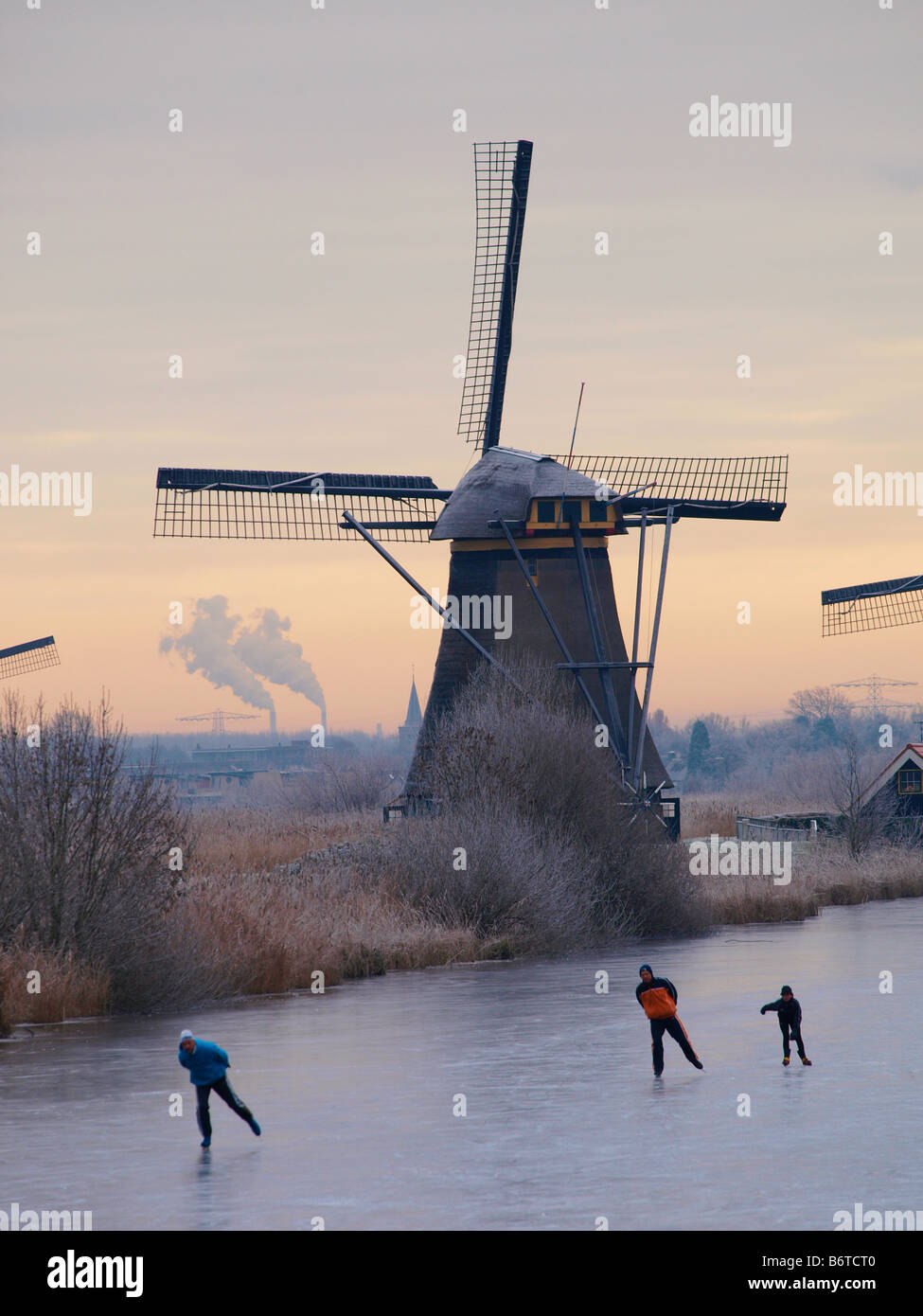 Invierno en Holanda la gente patinando sobre hielo natural Kinderdijk Holanda Foto de stock