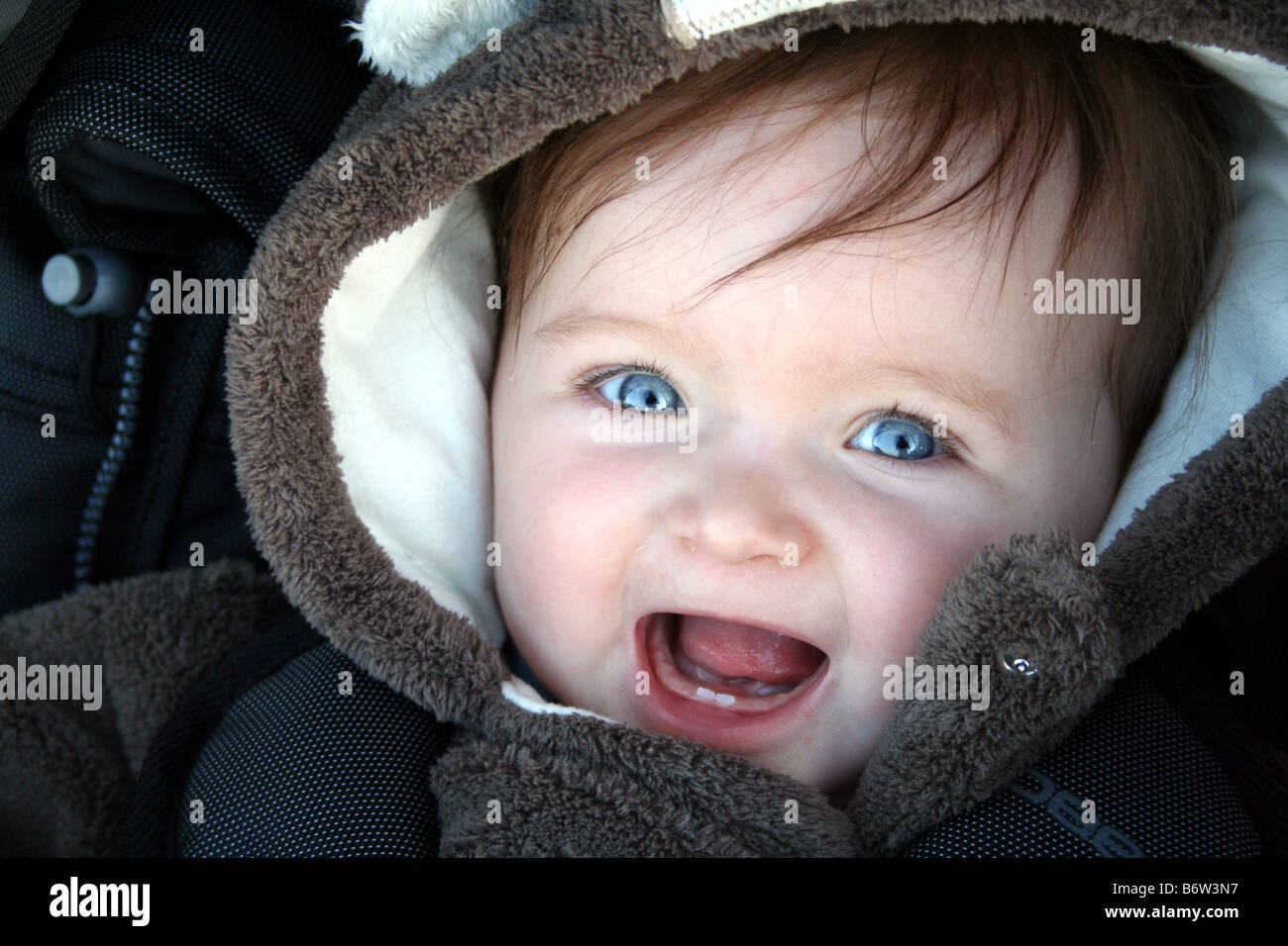 Hermosos Ojos Azules Pelo Marron Bebe Sonriendo En La Pram Fotografia De Stock Alamy