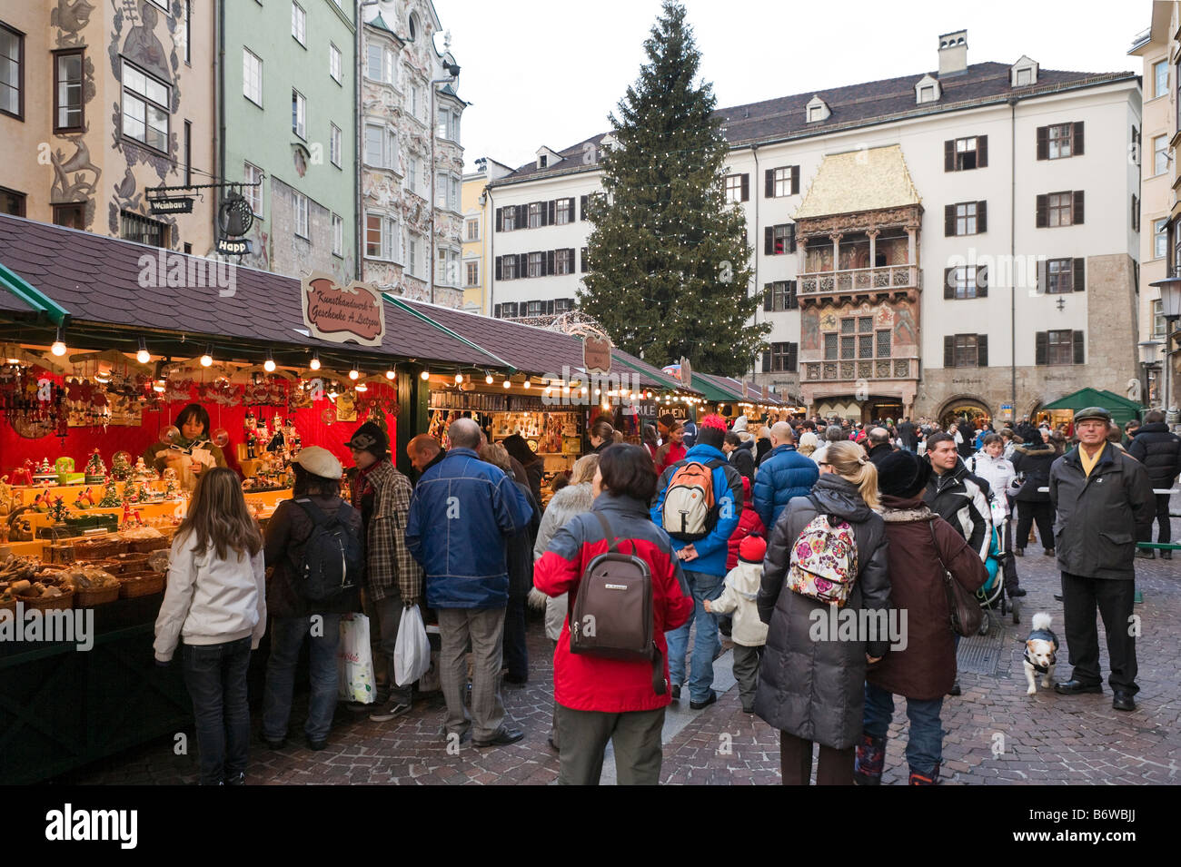 Mercado de Navidad en la Herzog Friedrich Strasse, en el casco antiguo (Altstadt), Innsbruck, Tirol, Austria Foto de stock