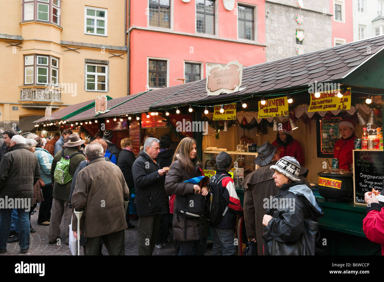 Gluhwein stand en el mercado de Navidad en la ciudad vieja (Altstadt), Innsbruck, Tirol, Austria Foto de stock