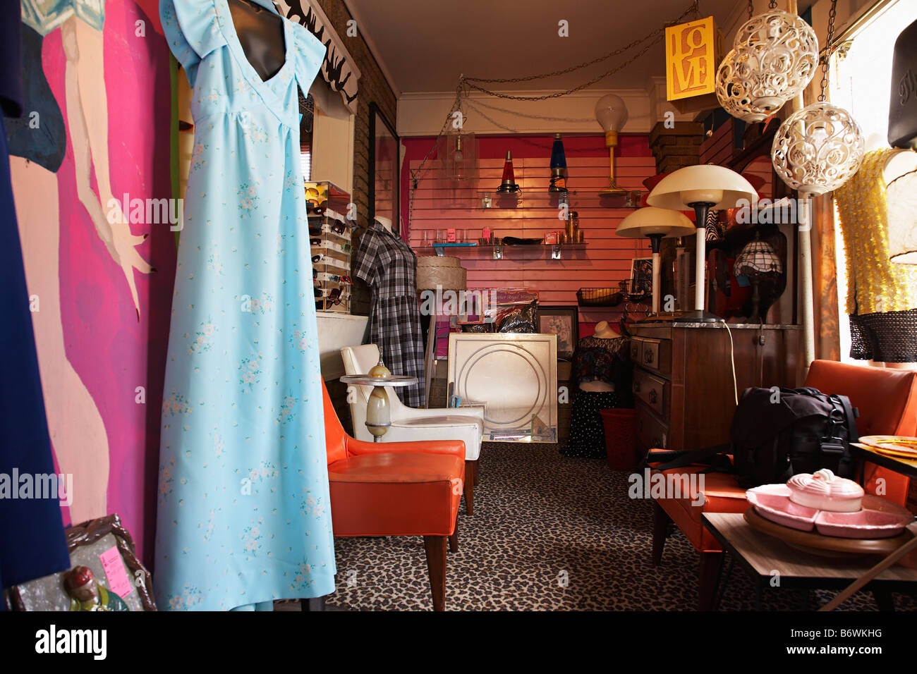 Ropa y muebles hacinados en tienda de segunda Fotografía de stock - Alamy
